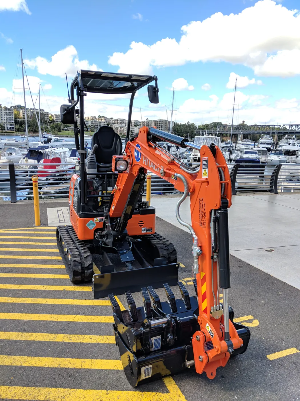 1.7 tonne mini excavator working in a narrow access area