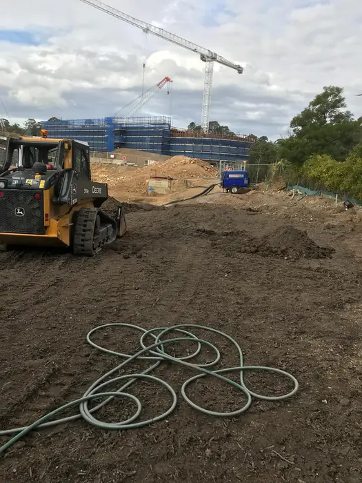 Excavator working in a confined site